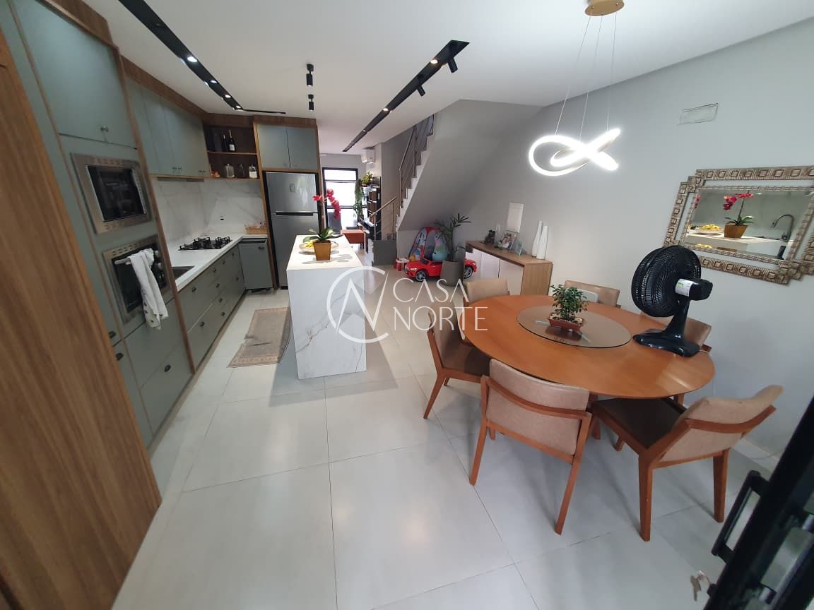 Casa à venda com 3 quartos, 127m², 2 suítes, 2 vagas, Rua Embira no bairro Hípica em Porto Alegre