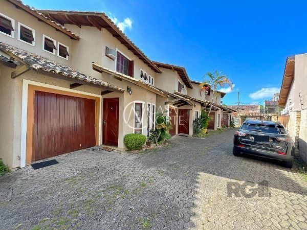 Casa de Condomínio à venda com 3 quartos, 229m², 1 suíte, 3 vagas, Travessa Alfredo Magalhães no bairro Ipanema em Porto Alegre