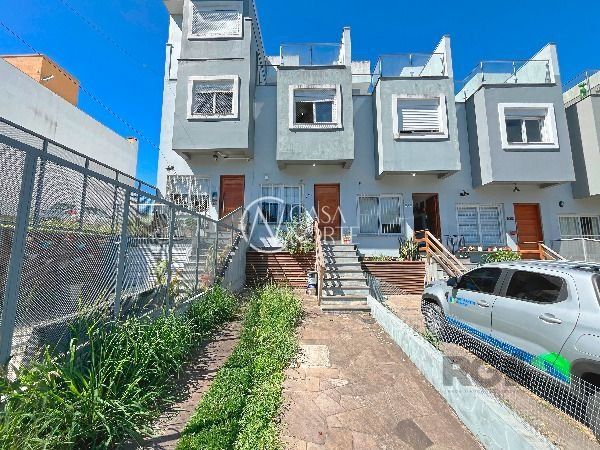 Casa à venda com 3 quartos, 105m², 3 suítes, 2 vagas, Rua Doutor Sergio de Figueiredo no bairro Guarujá em Porto Alegre