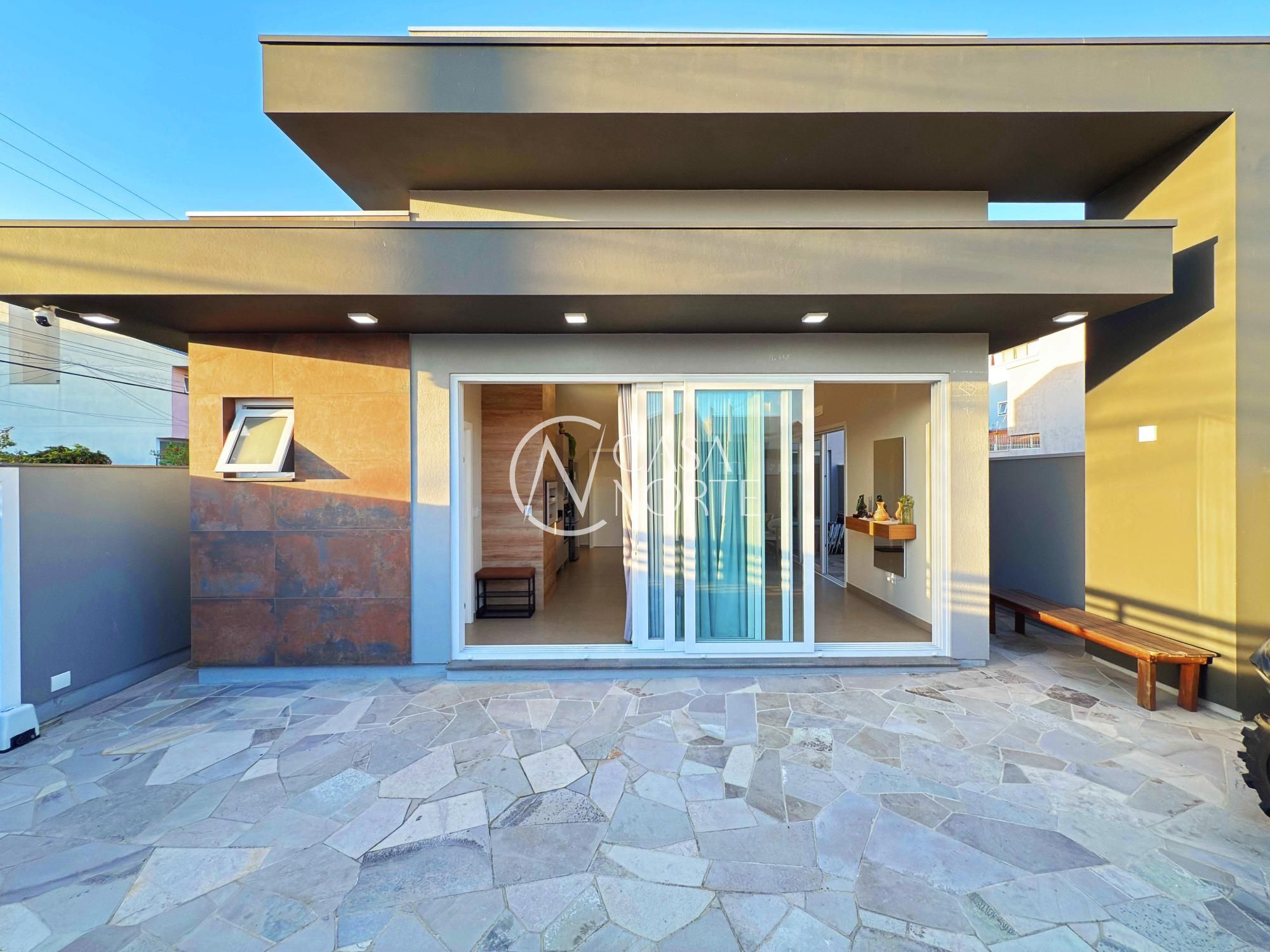 Casa à venda com 3 quartos, 127m², 1 suíte, 3 vagas, Rua Embira no bairro Hípica em Porto Alegre