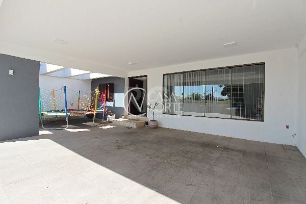 Casa à venda com 4 quartos, 400m², 2 suítes, 4 vagas, Rua Jacunda no bairro Guarujá em Porto Alegre