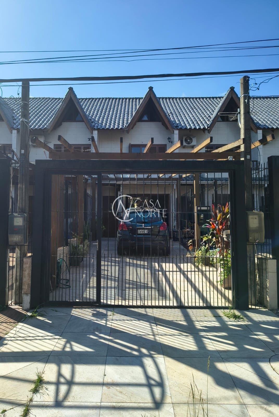 Casa à venda com 2 quartos, 77m², 2 suítes, 2 vagas, Rua Heitor Kramer no bairro Guarujá em Porto Alegre