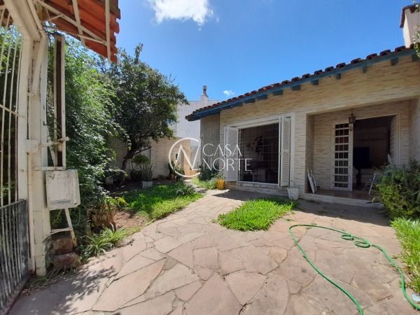 Casa à venda com 3 quartos, 136m², 1 suíte, 2 vagas, Rua Mura no bairro Guarujá em Porto Alegre