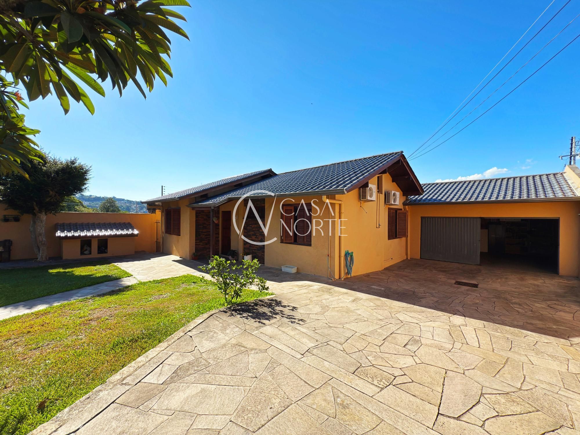 Casa à venda com 3 quartos, 271m², 1 suíte, 2 vagas, Avenida Joracy Camargo no bairro Santa Tereza em Porto Alegre