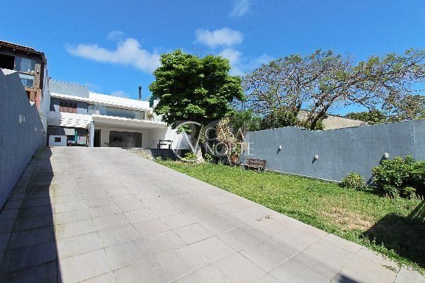 Casa à venda com 4 quartos, 400m², 2 suítes, 4 vagas, Rua Jacunda no bairro Guarujá em Porto Alegre
