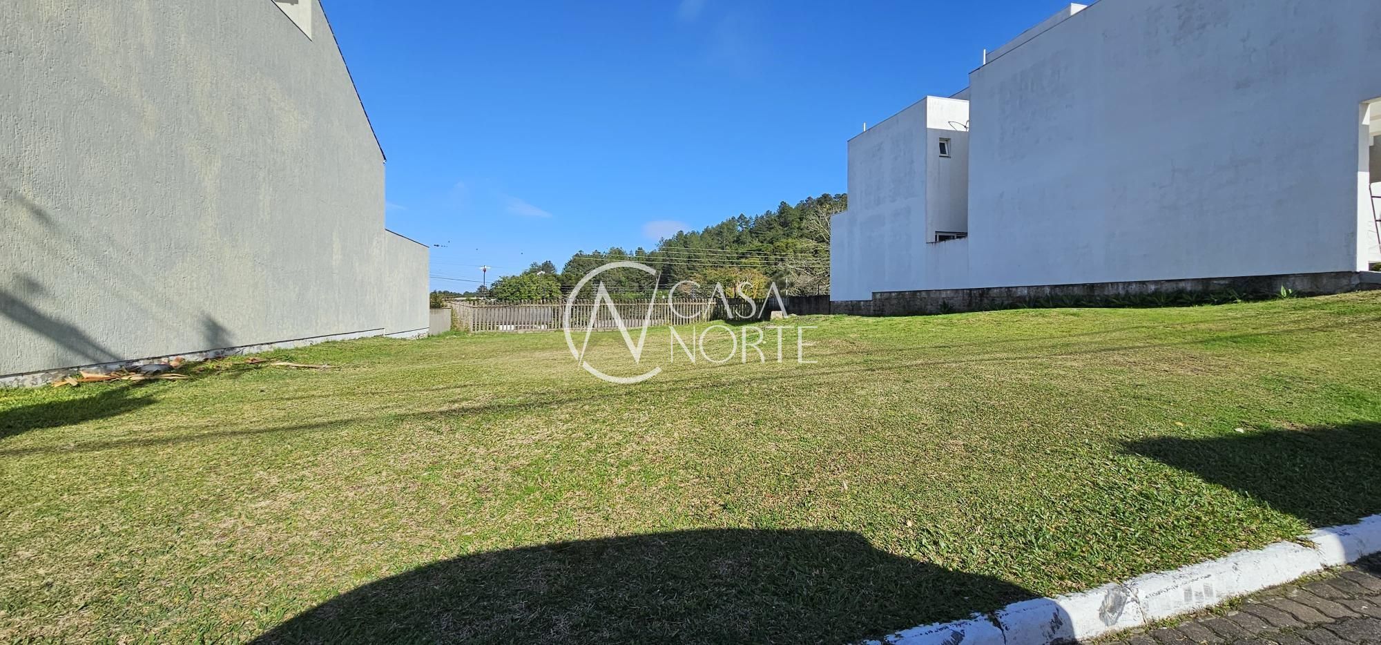 Terreno à venda  com 319m², Avenida Edgar Pires de Castro no bairro Hípica em Porto Alegre