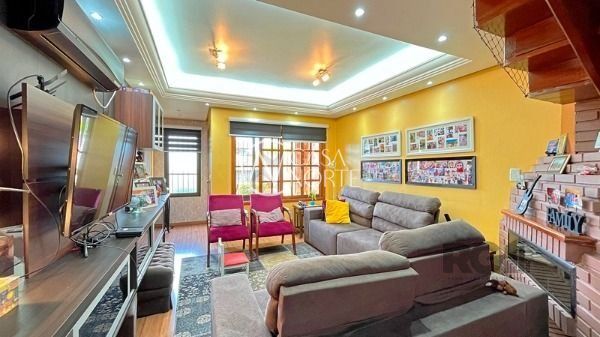 Casa à venda com 4 quartos, 240m², 2 suítes, 4 vagas, Rua Lloyd de Andrade Polidoro no bairro Ipanema em Porto Alegre