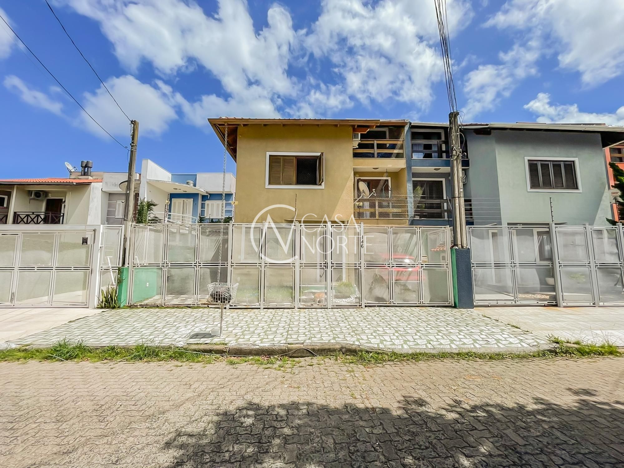 Casa à venda com 3 quartos, 200m², 1 suíte, 2 vagas, Rua Romano Rolando Botin no bairro Hípica em Porto Alegre