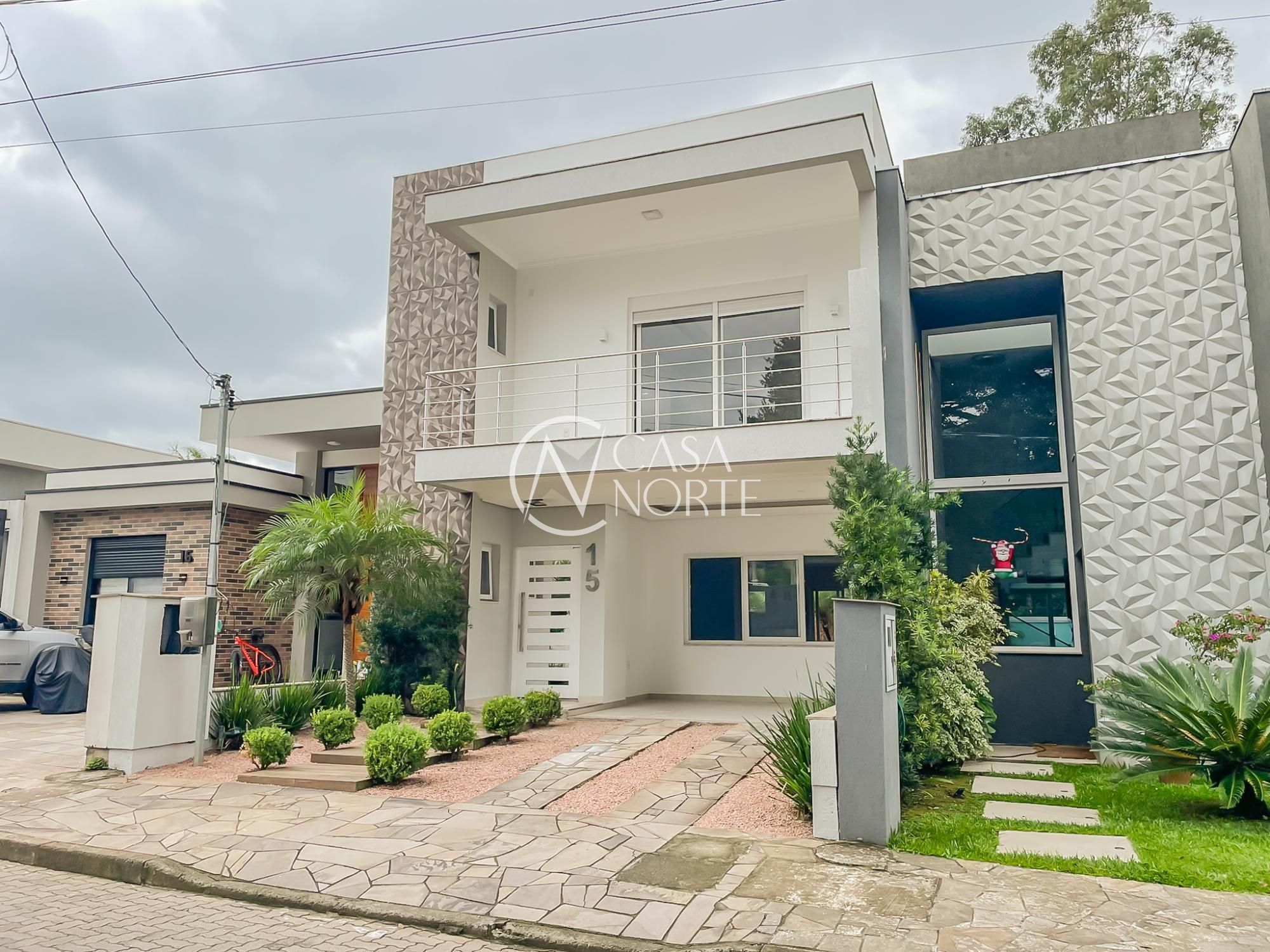 Casa de Condomínio à venda com 3 quartos, 240m², 1 suíte, 2 vagas, Rua Carlos Maximiliano Fayet no bairro Hípica em Porto Alegre