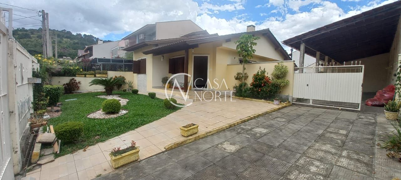 Casa à venda com 3 quartos, 167m², 1 suíte, 4 vagas, Rua Heitor Kramer no bairro Guarujá em Porto Alegre