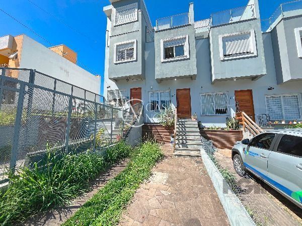 Casa à venda com 3 quartos, 105m², 3 suítes, 2 vagas, Rua Doutor Sergio de Figueiredo no bairro Guarujá em Porto Alegre