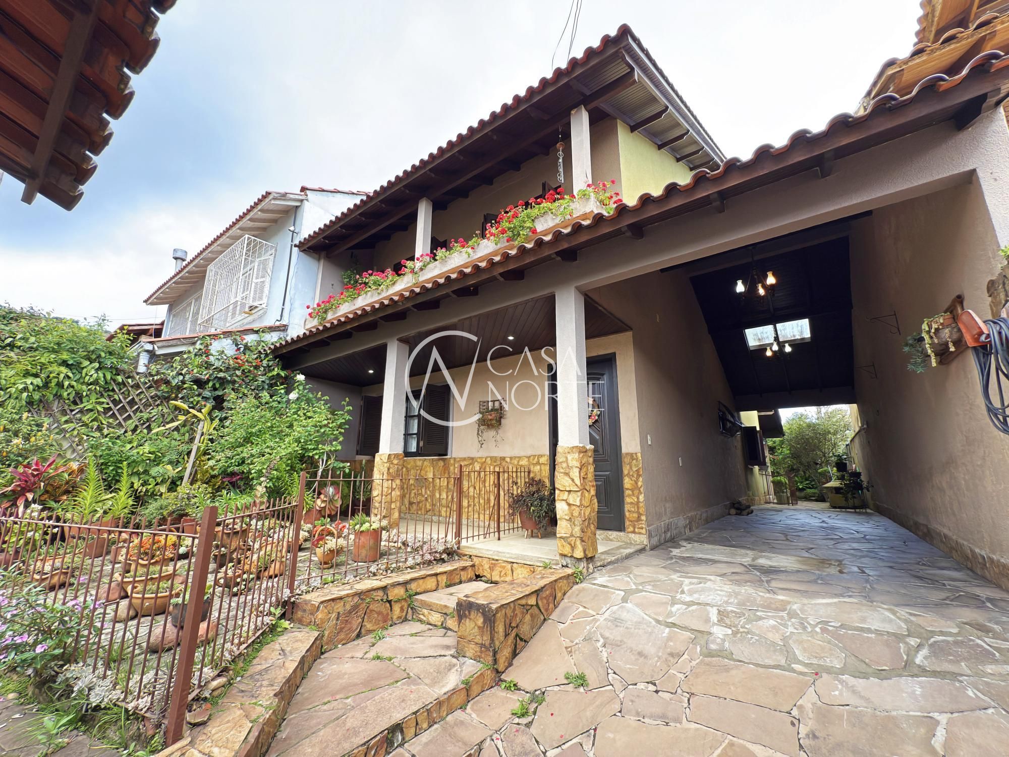 Casa à venda com 3 quartos, 255m², 3 vagas, Rua Doutor Lauro Miguel Sturm no bairro Hípica em Porto Alegre