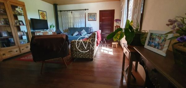 Casa à venda com 3 quartos, 120m², 5 vagas, Rua Hygino Russi Lima no bairro Ponta Grossa em Porto Alegre