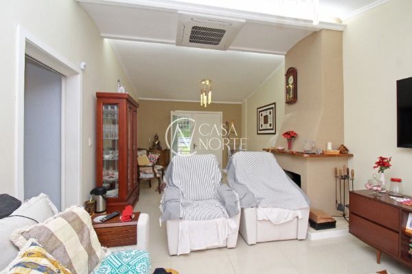 Casa à venda com 3 quartos, 300m², 1 suíte, 2 vagas, Rua Tenente-Coronel Mário Doernte no bairro Ipanema em Porto Alegre