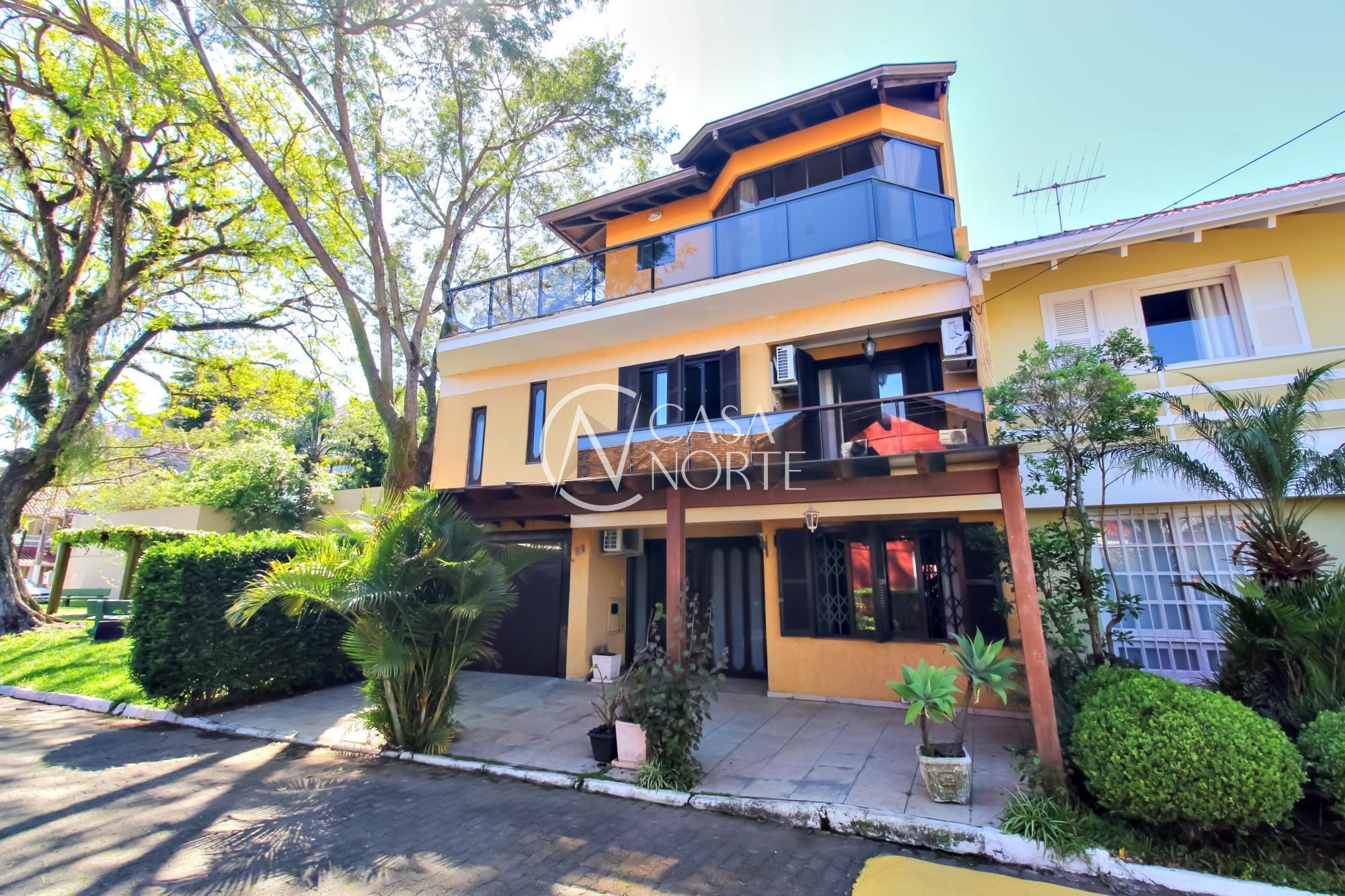 Casa à venda com 4 quartos, 208m², 2 suítes, Avenida Juca Batista no bairro Cavalhada em Porto Alegre