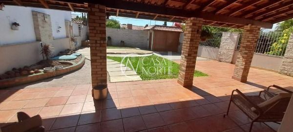 Casa à venda com 4 quartos, 374m², 1 suíte, 3 vagas, Rua Oiampi no bairro Guarujá em Porto Alegre