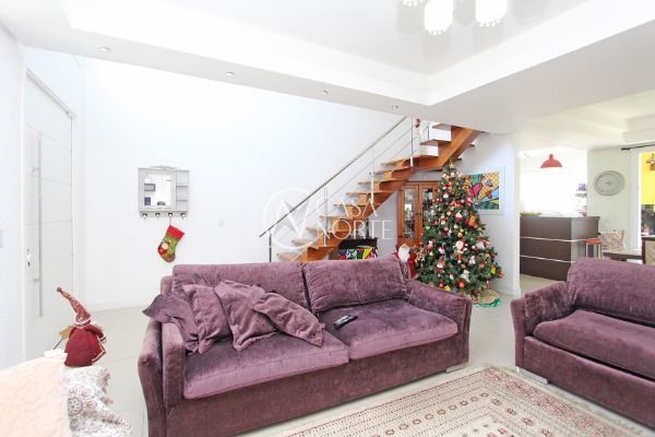 Casa à venda com 5 quartos, 236m², 4 suítes, 2 vagas, Rua Ivo Walter Kern no bairro Hípica em Porto Alegre