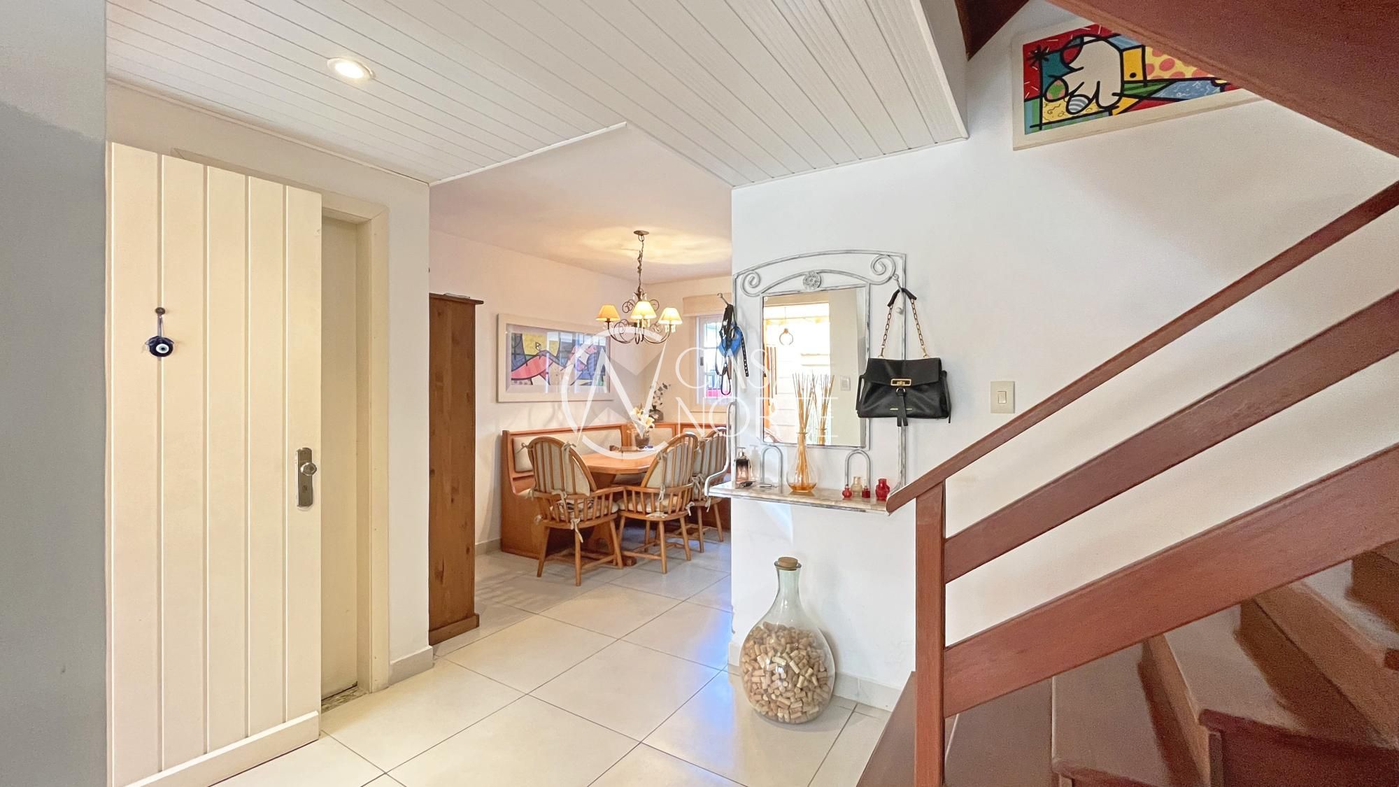 Casa de Condomínio à venda com 3 quartos, 162m², 1 suíte, 2 vagas, Rua Osório Mendes Ouriques no bairro Guarujá em Porto Alegre