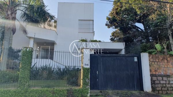 Casa à venda com 3 quartos, 218m², 1 suíte, 5 vagas, Avenida Leonardo Carlucci no bairro Espírito Santo em Porto Alegre