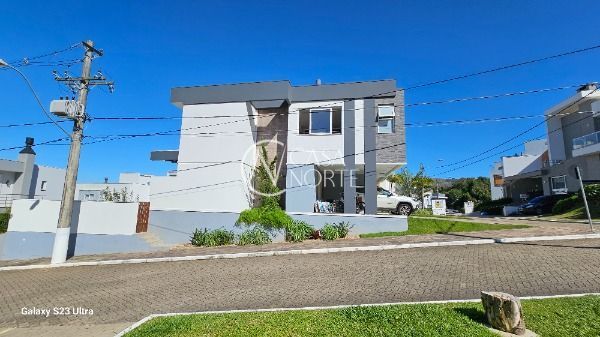 Casa de Condomínio à venda com 3 quartos, 230m², 3 suítes, 4 vagas, Rua Ivo Walter Kern no bairro Hípica em Porto Alegre