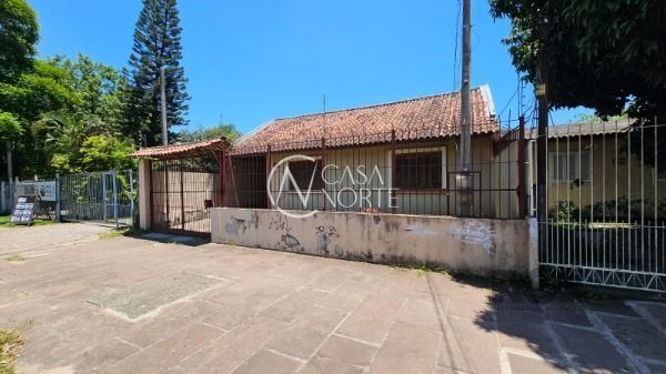 Casa à venda com 3 quartos, 220m², 1 suíte, 4 vagas, Rua Camaquã no bairro Camaquã em Porto Alegre