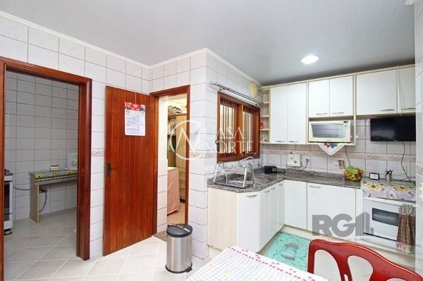Casa à venda com 3 quartos, 240m², 2 suítes, 4 vagas, Rua Doutor Armando Barbedo no bairro Tristeza em Porto Alegre