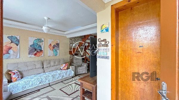 Casa de Condomínio à venda com 3 quartos, 144m², 1 suíte, 2 vagas, Avenida Edgar Pires de Castro no bairro Hípica em Porto Alegre