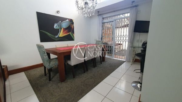 Casa à venda com 3 quartos, 218m², 1 suíte, 5 vagas, Avenida Leonardo Carlucci no bairro Espírito Santo em Porto Alegre
