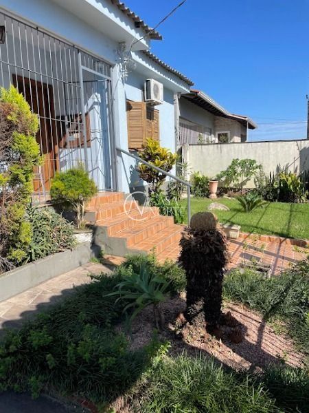 Casa à venda com 3 quartos, 250m², 1 suíte, 3 vagas, Rua dos Apóstolos no bairro Nonoai em Porto Alegre
