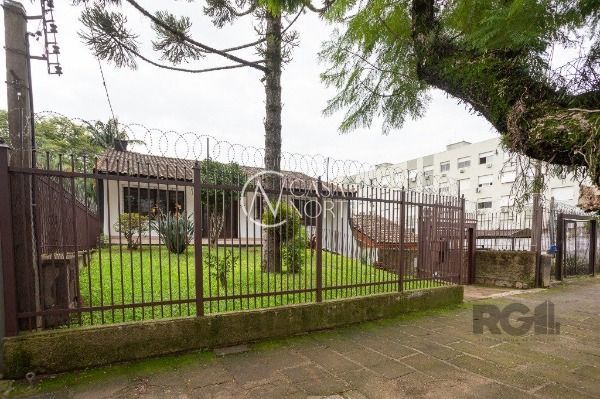 Casa à venda com 5 quartos, 401m², 3 suítes, 5 vagas, Rua Nunes no bairro Medianeira em Porto Alegre