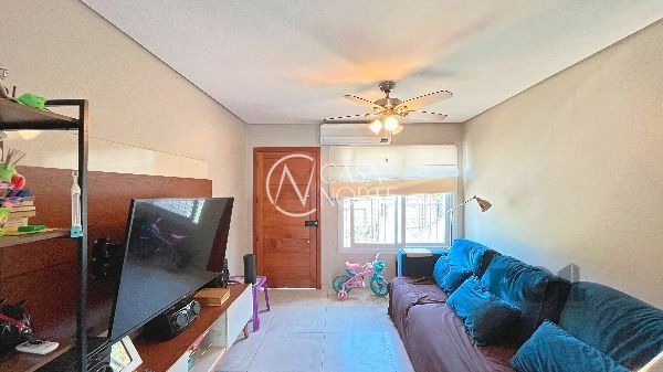 Casa à venda com 3 quartos, 105m², 3 suítes, 2 vagas, Rua Doutor Sergio de Figueiredo no bairro Guarujá em Porto Alegre