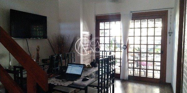 Casa à venda com 3 quartos, 176m², 1 suíte, 2 vagas, Rua Sinai no bairro Ipanema em Porto Alegre