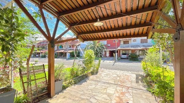 Casa de Condomínio à venda com 3 quartos, 132m², 1 suíte, 2 vagas, Avenida Juca Batista no bairro Cavalhada em Porto Alegre