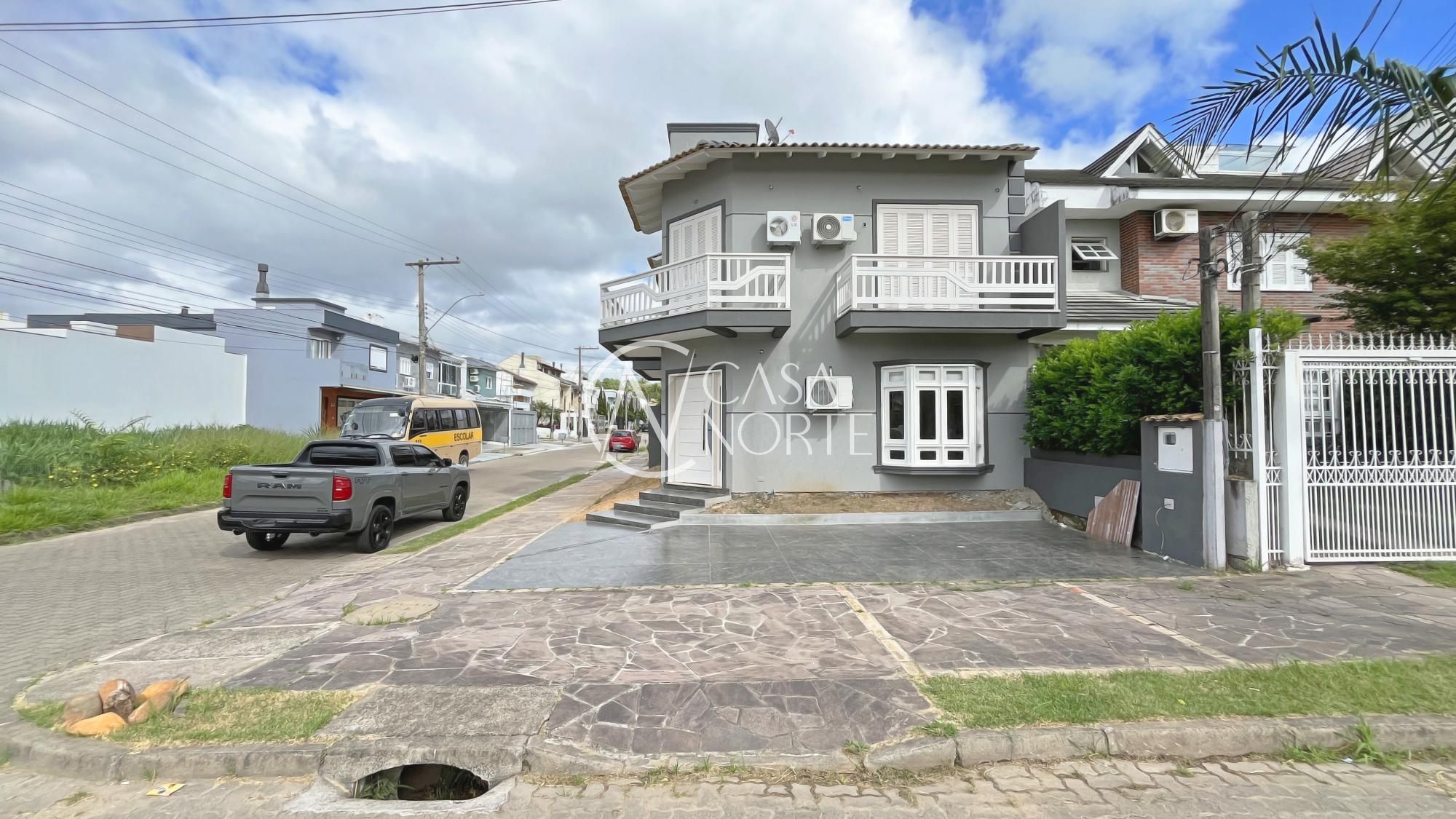 Casa à venda com 3 quartos, 140m², 1 suíte, 2 vagas, Rua Ivo Walter Kern no bairro Hípica em Porto Alegre
