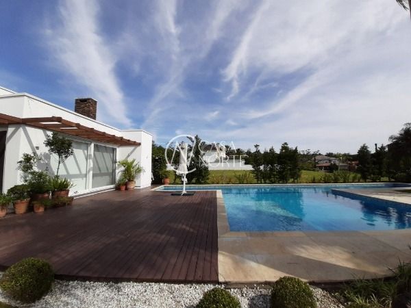 Casa de Condomínio à venda com 3 quartos, 320m², 3 suítes, 4 vagas, Avenida Juca Batista no bairro Belém Novo em Porto Alegre