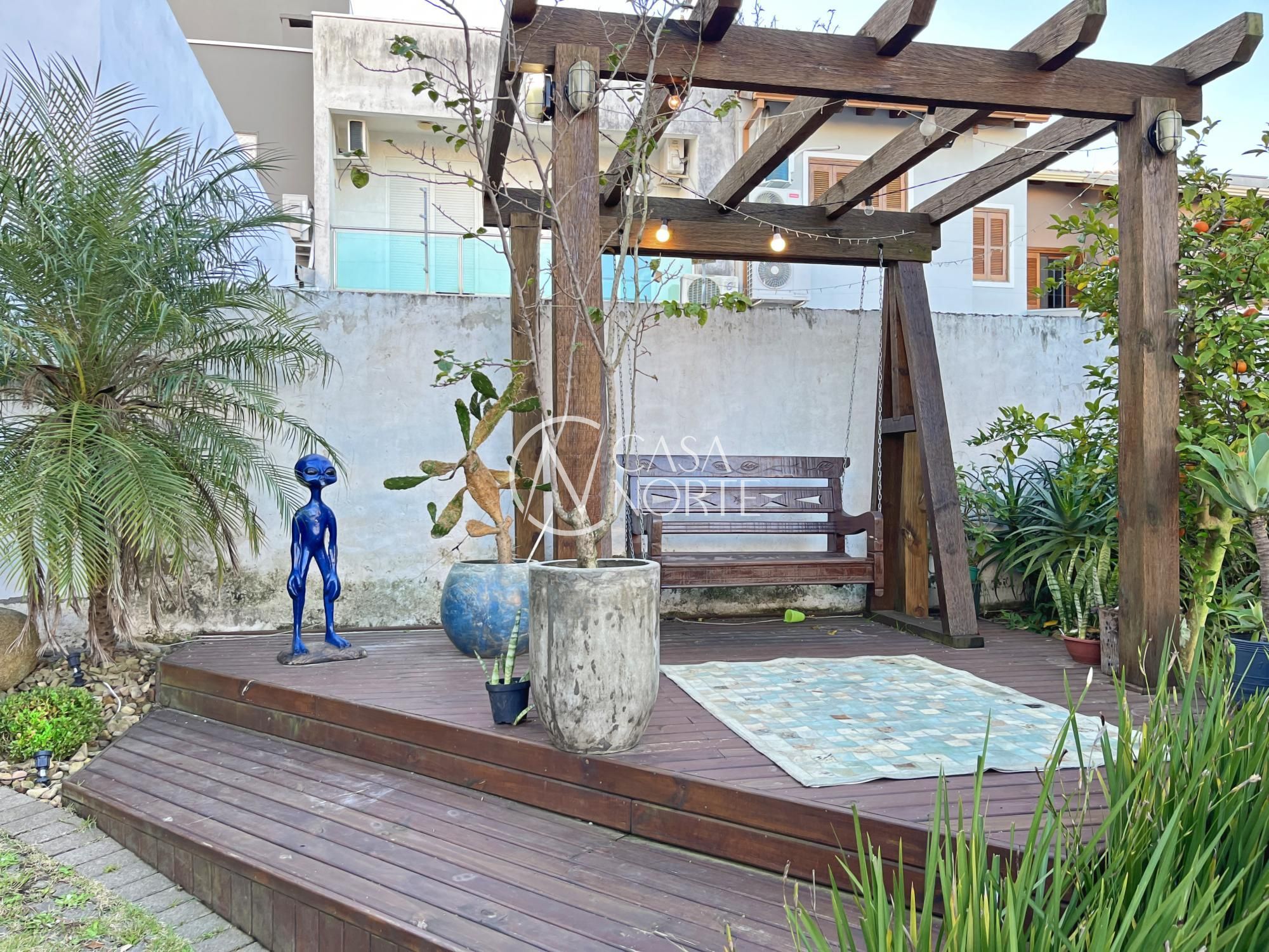 Casa à venda com 4 quartos, 224m², 3 suítes, 2 vagas, Rua Major Aviador Falcão no bairro Hípica em Porto Alegre