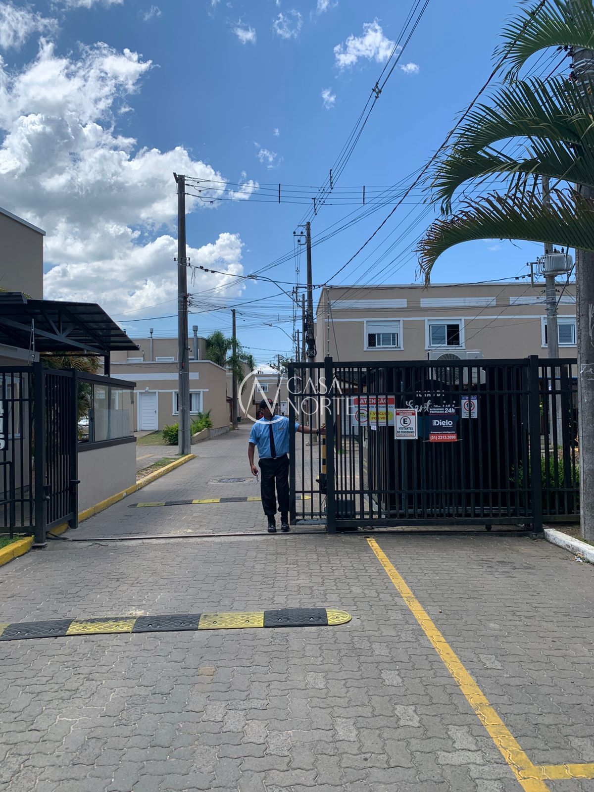 Sobrado à venda com 2 quartos, 82m², 1 vaga, Rua Capitão Pedroso no bairro Restinga em Porto Alegre