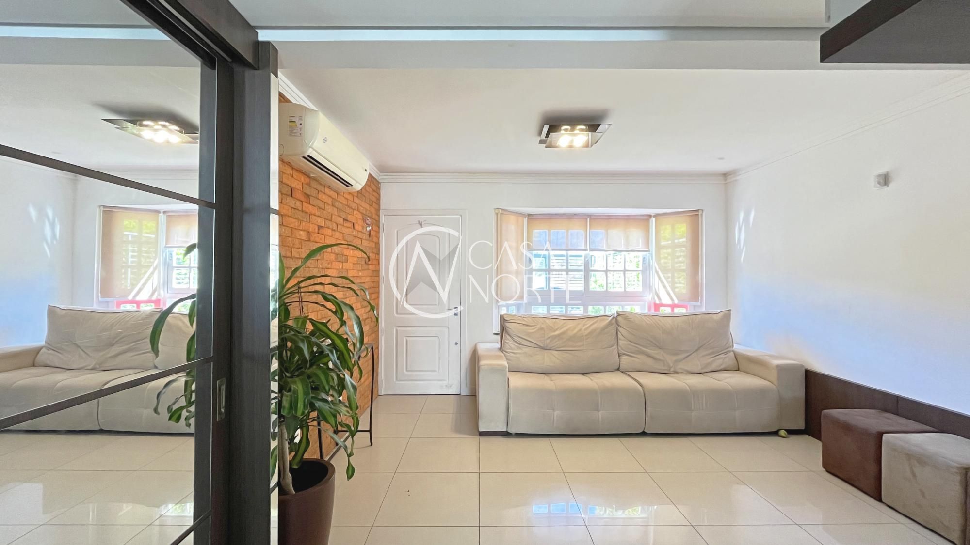 Casa à venda com 3 quartos, 133m², 1 suíte, 2 vagas, Rua Ivo Walter Kern no bairro Hípica em Porto Alegre