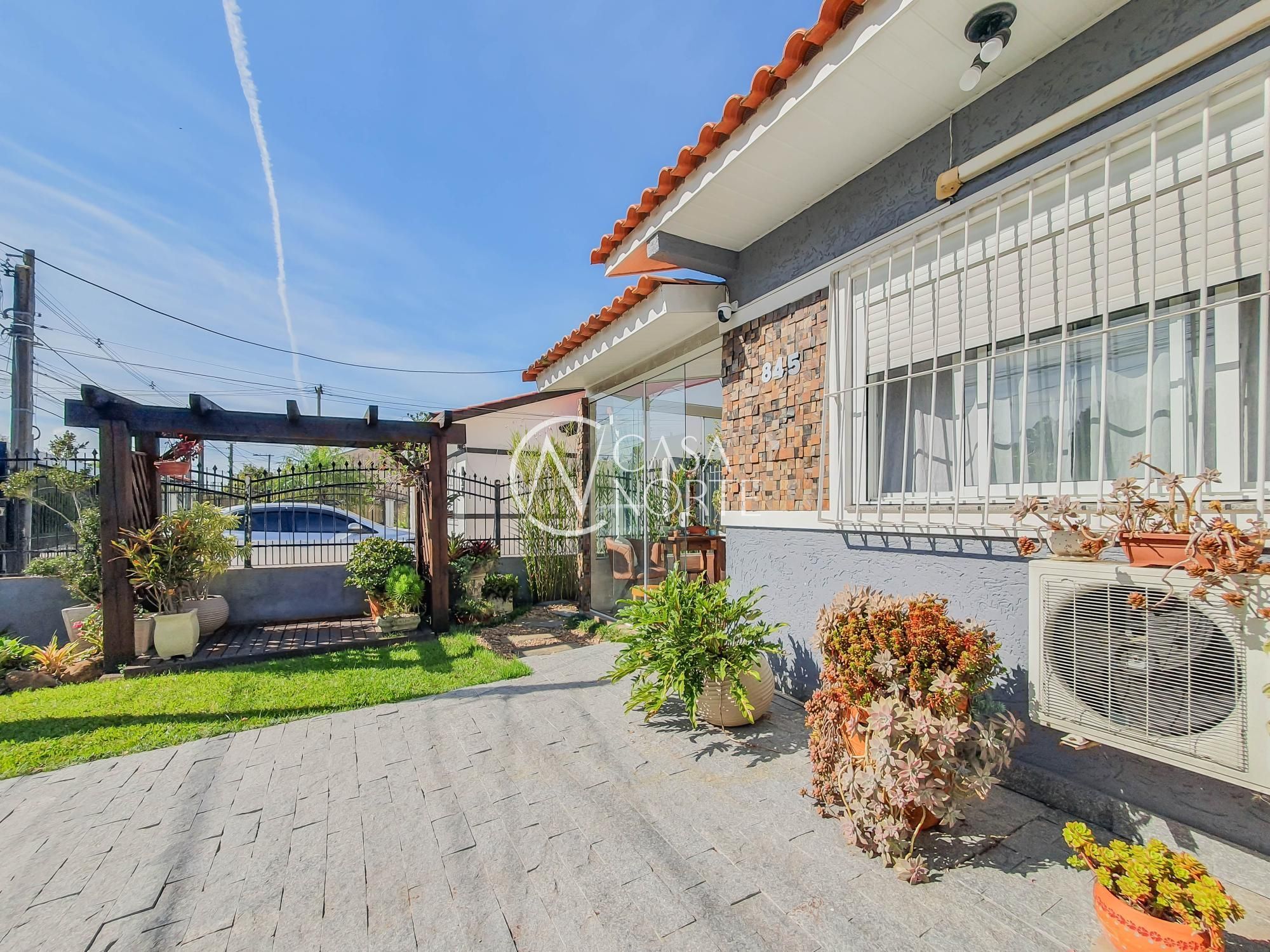 Casa à venda com 3 quartos, 60m², 2 vagas, Rua Carlos Maximiliano Fayet no bairro Hípica em Porto Alegre