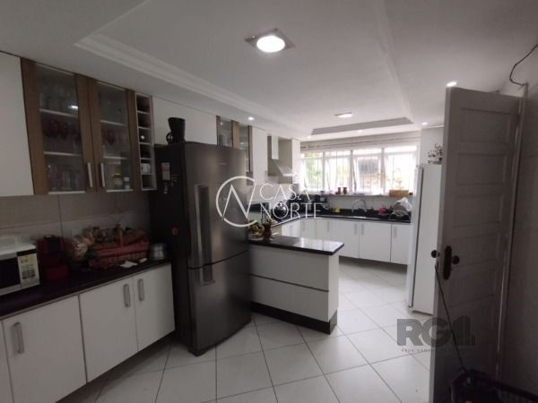 Casa à venda com 6 quartos, 325m², 2 suítes, 3 vagas, Avenida Tramandaí no bairro Ipanema em Porto Alegre