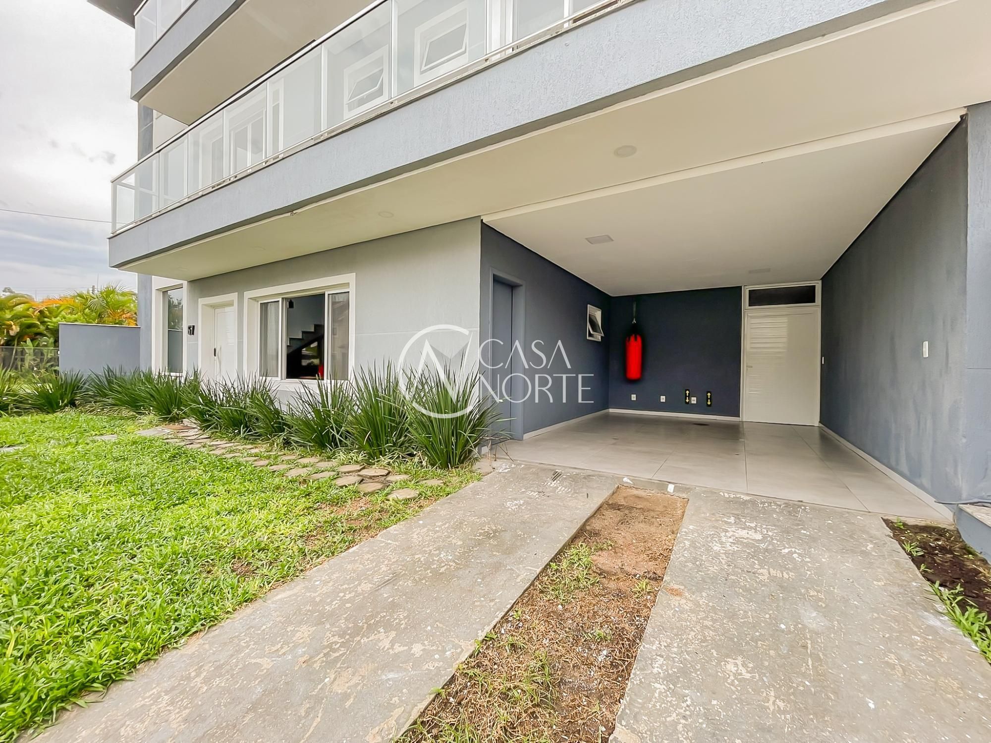 Casa à venda com 3 quartos, 300m², 2 suítes, 2 vagas, Rua Carlos Eduardo de Sá no bairro Hípica em Porto Alegre