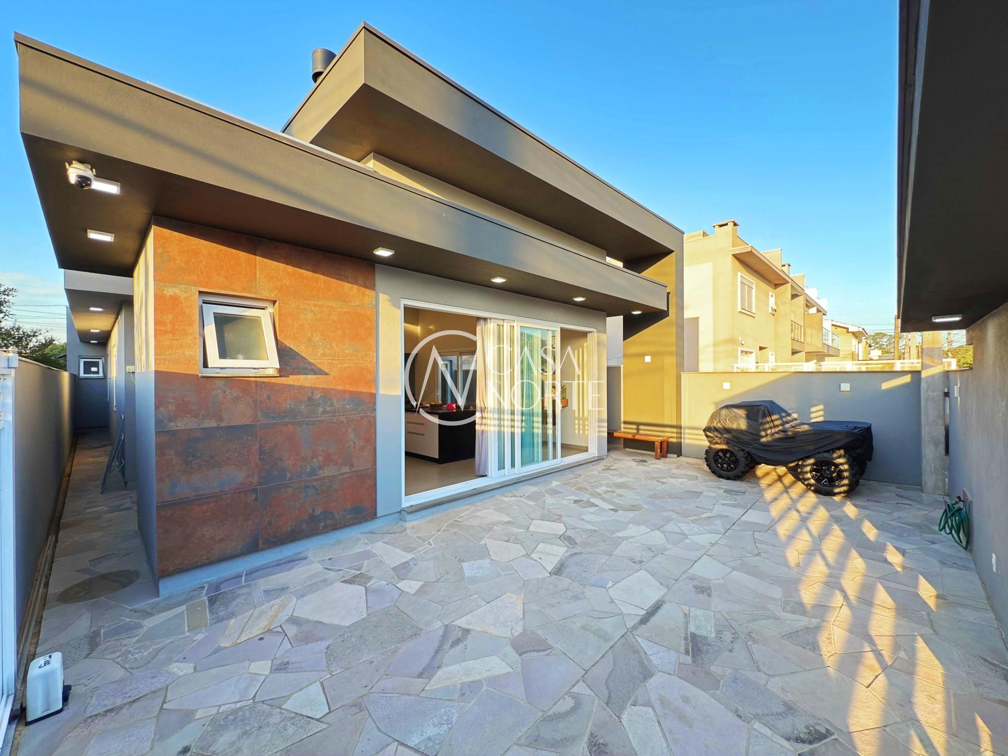 Casa à venda com 3 quartos, 127m², 1 suíte, 3 vagas, Rua Embira no bairro Hípica em Porto Alegre