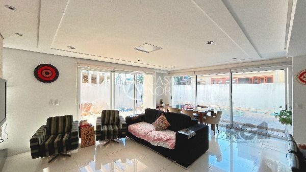 Casa à venda com 3 quartos, 230m², 3 suítes, 4 vagas, Rua Eroni Soares Machado no bairro Hípica em Porto Alegre