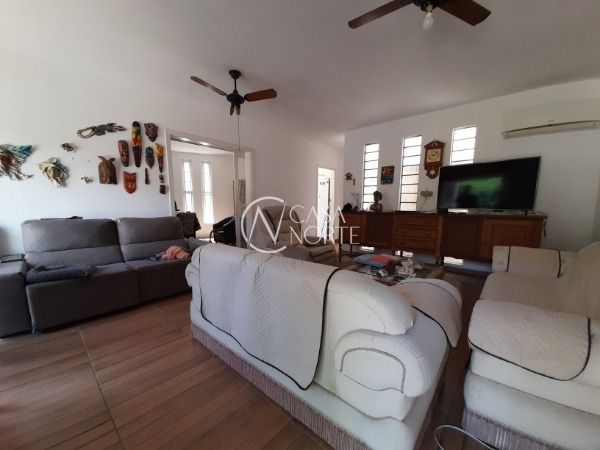 Casa à venda com 3 quartos, 136m², 1 suíte, 2 vagas, Rua Mura no bairro Guarujá em Porto Alegre