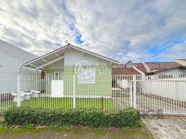 Casa à venda com 2 quartos, 200m², 2 vagas, Rua Osório Mendes Ouriques no bairro Guarujá em Porto Alegre