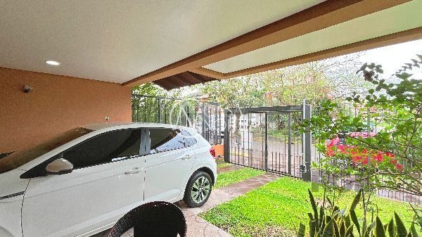 Casa à venda com 3 quartos, 130m², 1 suíte, 2 vagas, Rua Irany de Oliveira Santanna no bairro Hípica em Porto Alegre