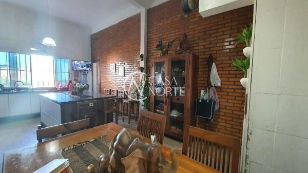 Prédio Comercial à venda com 4 quartos, 353m², 3 suítes, 2 vagas, Rua Elvira Dendena no bairro Hípica em Porto Alegre