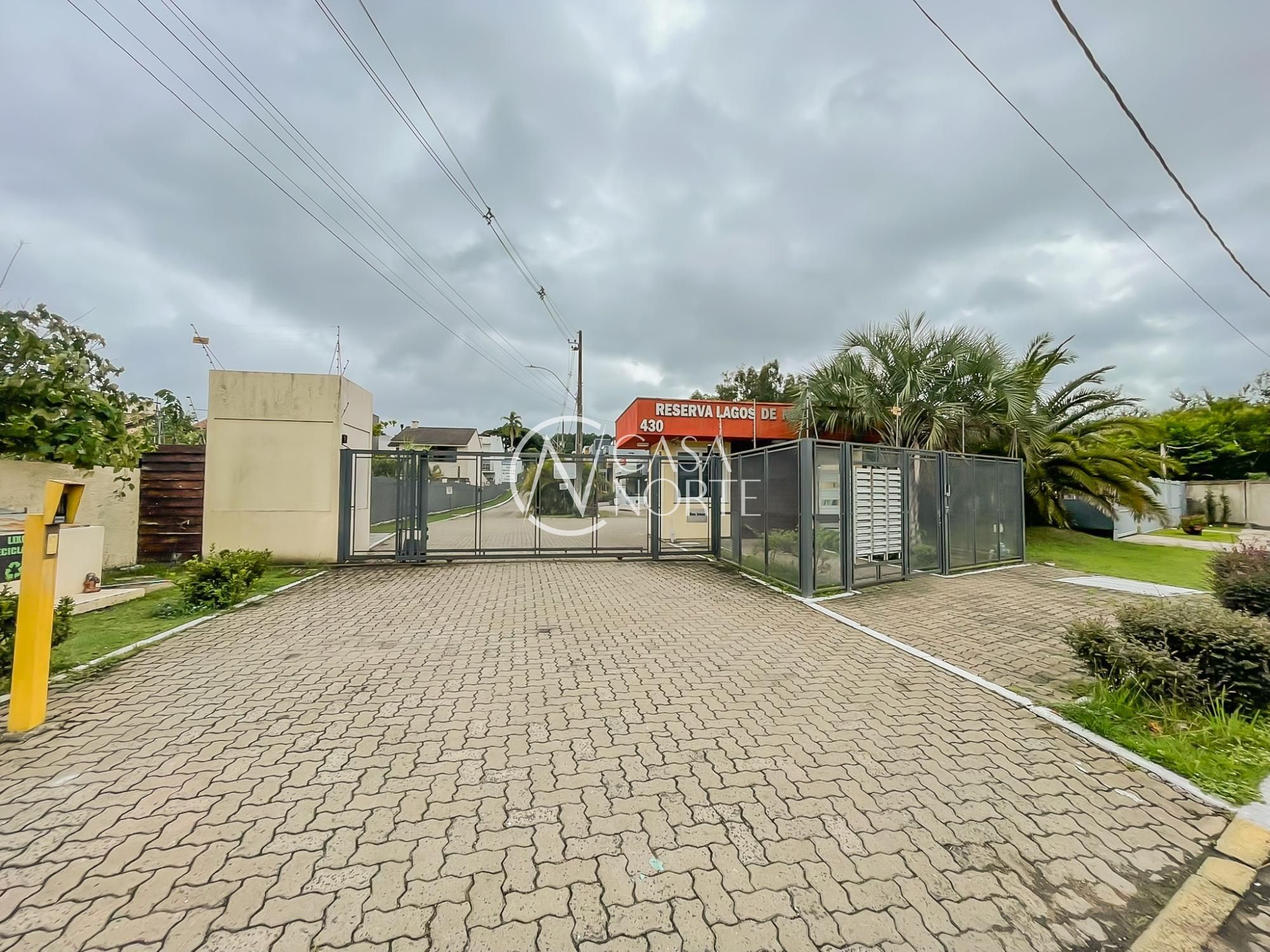 Casa de Condomínio à venda com 3 quartos, 240m², 1 suíte, 2 vagas, Rua Carlos Maximiliano Fayet no bairro Hípica em Porto Alegre