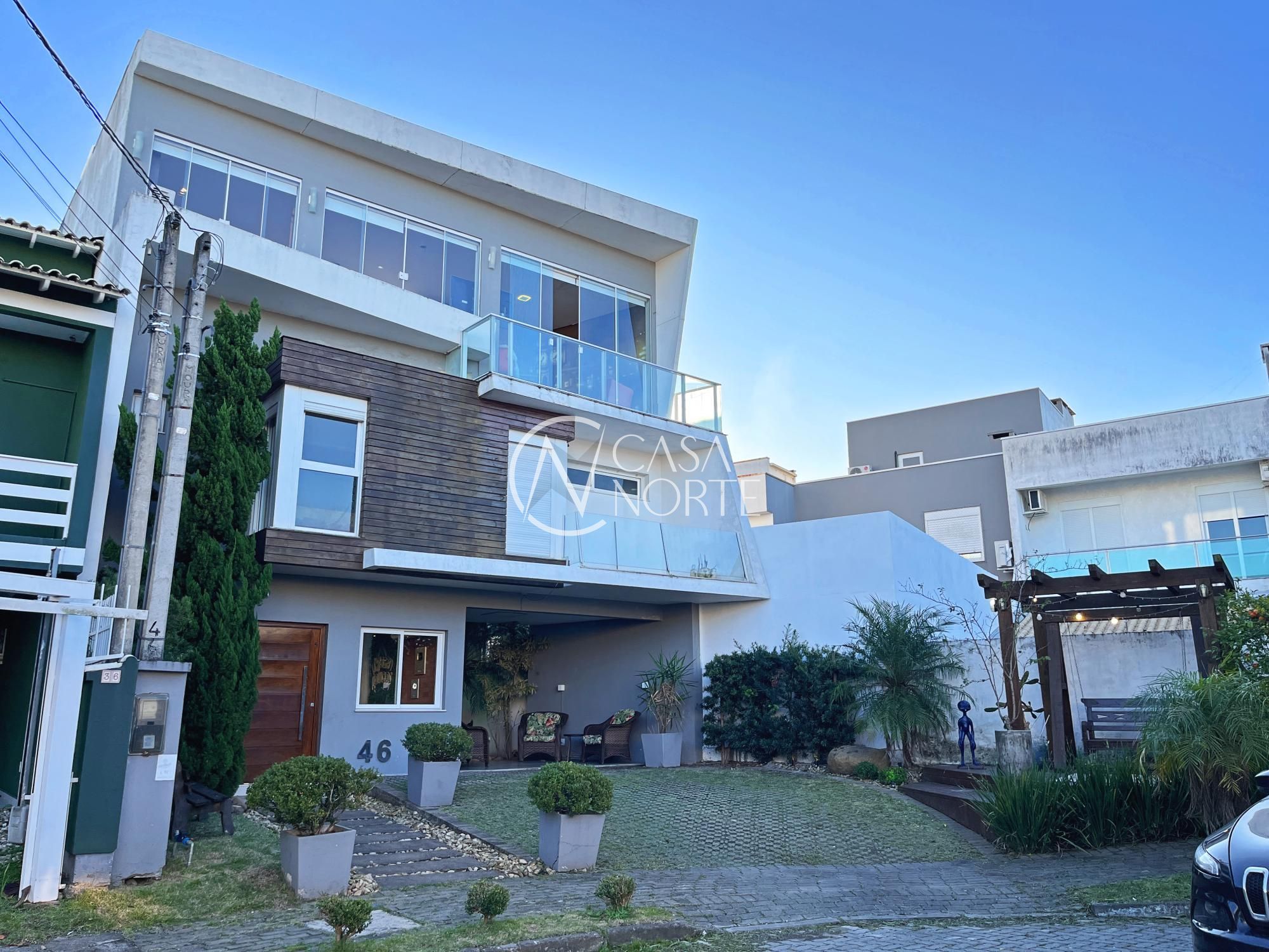 Casa à venda com 4 quartos, 224m², 3 suítes, 2 vagas, Rua Major Aviador Falcão no bairro Hípica em Porto Alegre