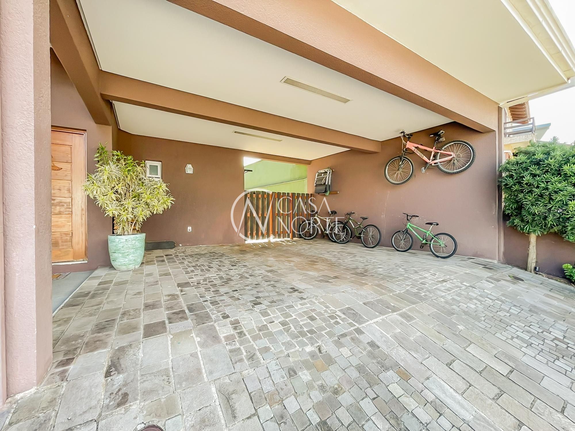 Casa de Condomínio à venda com 3 quartos, 202m², 1 suíte, 2 vagas, Rua Francisco Solano Borges no bairro Hípica em Porto Alegre